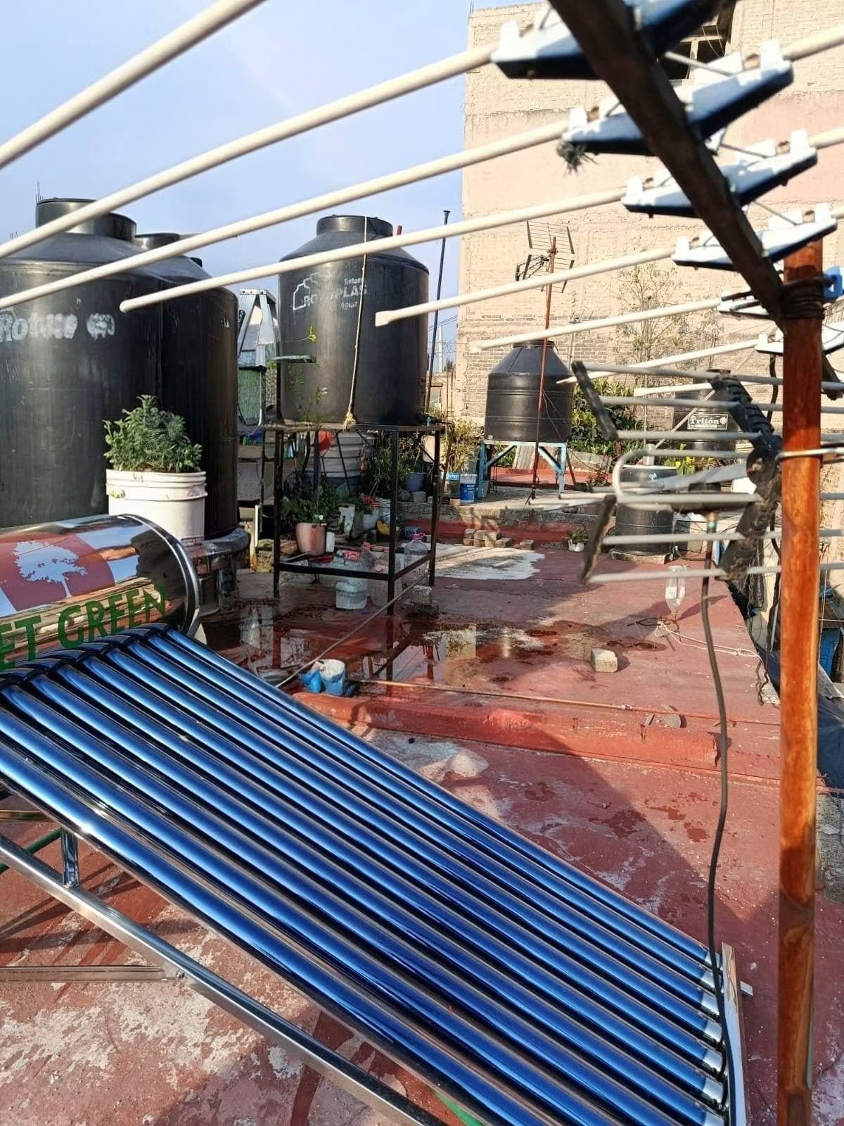Calentador solar y tinacos en azotea