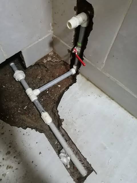 Reparación de tubería oculta en baño